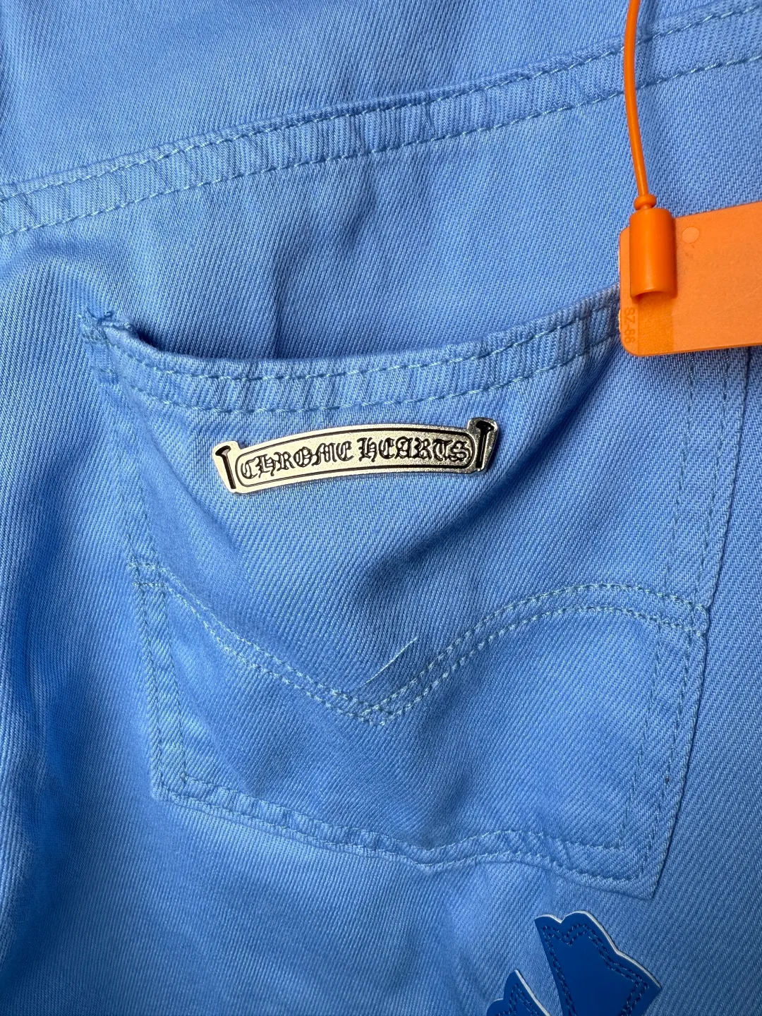 P270 💰 (Top version) CHROME HEARTS 25ss dopamine light blue cross-over leather washed jeans - Full of exploring the ultimate in fashion, Chrome Hearts' new Chrome Hearts pants not only present a unique style, the fresh ice blue color looks particularly youthful and energetic. The mid-high waist design is paired with a lazy and casual style, which not only shows long legs but also maintains a casual feel. It is a must-have fashion choice for trendy men and trendy women. Color: Dopamine light blue Size: 28-30-32-34 (corresponds to S-M-L-XL)